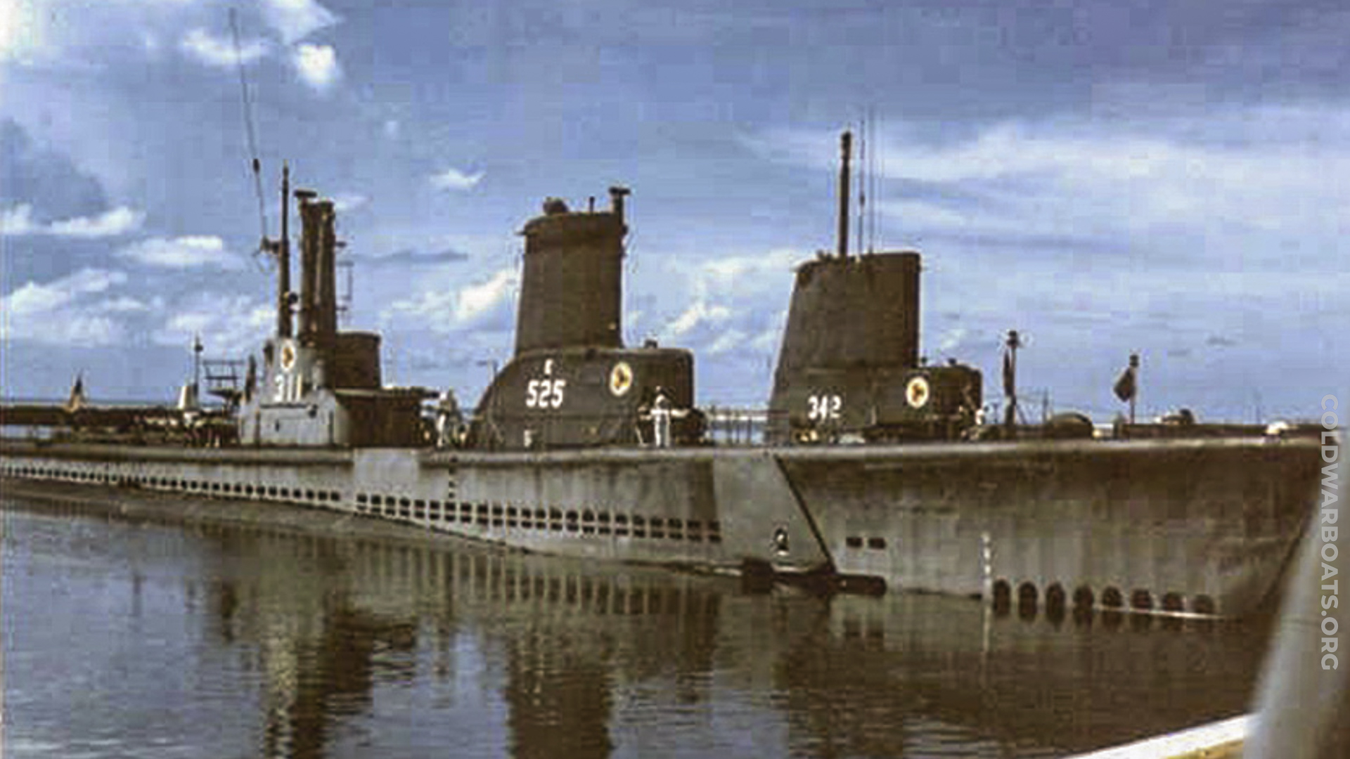 USS GRENADIER (SS 525) center, USS ARCHERFISH (SS 311) left, and USS CHOPPER (SS 342) right